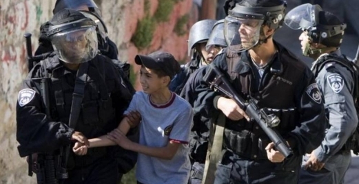 العدو يعتقل طفلا فلسطينا بعد إصابته بالرصاص في الخليل