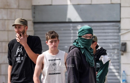 قطعان المستوطنين يهاجمون المواطنين الفلسطينيين وقوات العدو تعتقل ثلاثة شبان