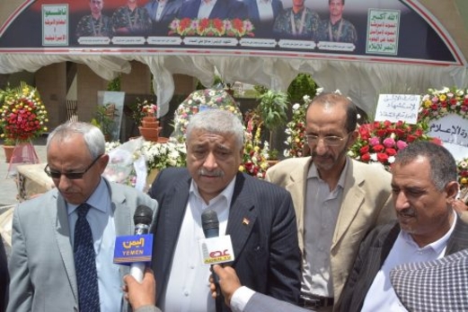 وزير الزراعة يضع إكليلاً من الزهور على ضريح الشهيد الرئيس الصماد