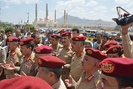 وزير الدفاع يضع إكليلا من الزهور على ضريح الشهيد الرئيس الصماد