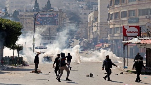 اندلاع مواجهات مع قوات العدو الصهيوني في مخيم العروب شمال الخليل