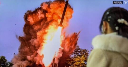 كوريا الشمالية تطلق صاروخين مجنّحين من غواصة