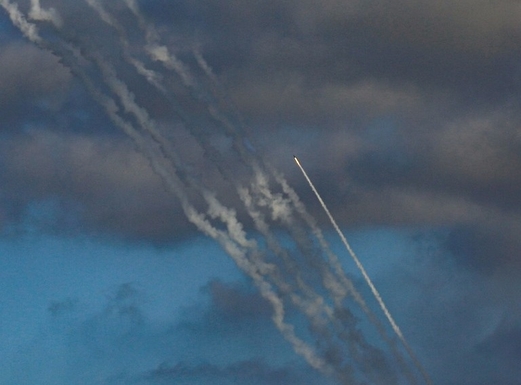 المقاومة الفلسطينية بغزة تُطلق رشقة صاروخية تجريبية تجاه البحر