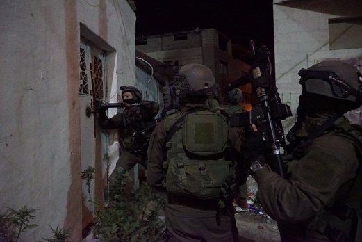 العدو الصهيوني يداهم عددا من المنازل الفلسطينية في قرية رمانة غرب جنين