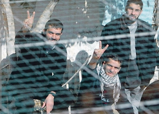 الأســـــرى الفلسطينيون يقـررون حـــــرق غرف بأقسام السجون