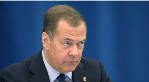 مدفيديف يدعو إلى إنشاء “منطقة عازلة” قرب حدود روسيا