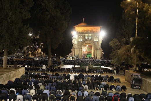 50 ألف مصل يؤدون صلاة العشاء في المسجد الأقصى