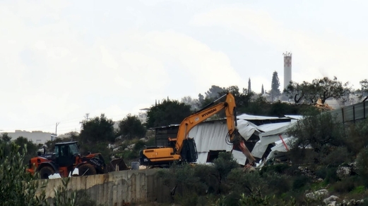 العدو الصهيوني يهدم منشأة تجارية في دير بلوط غرب سلفيت