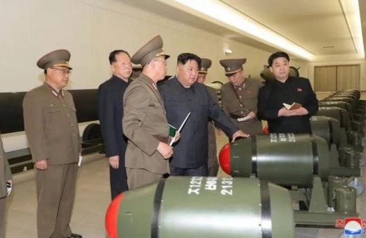 كوريا الشمالية تكشف عن رؤوس حربية نووية لأول مرة