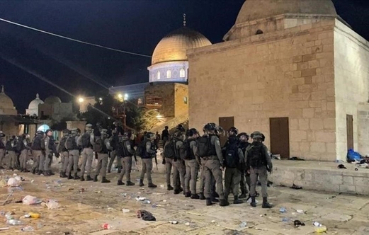 قوات العدو الصهيوني تعتدي مجددا على المعتكفين في باحات الأقصى