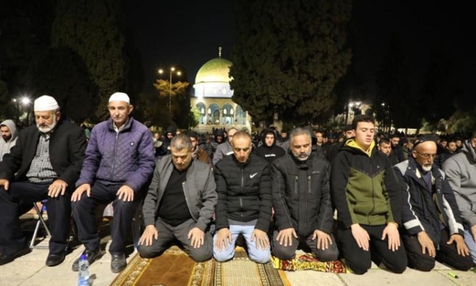 20 ألف  مصلٍ  أدوا صلاتي العشاء والتراويح بالمسجد الأقصى