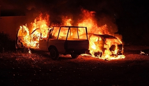 شرطة العدو تعتدي على المصلين في الأقصى وقطعان الصهاينة يحرقون مركبات بأراضي الـ48