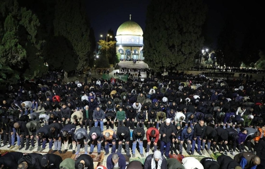 20 ألف فلسطيني يؤدون صلاة العشاء والتراويح في رحاب المسجد الأقصى