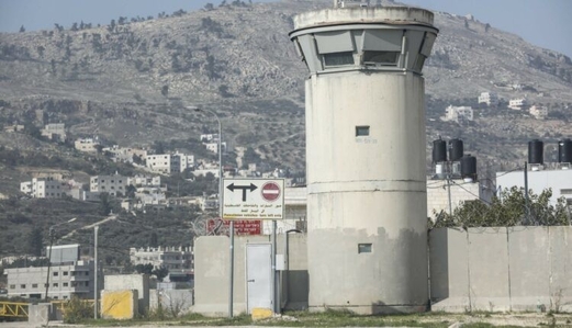 شبان فلسطينيين يحرقون برجاً عسكرياً تابع للعدو الصهيوني عند حاجز مخيم شعفاط