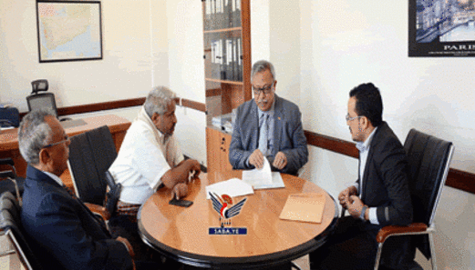 رئيس الوزراء يناقش مع القائم بإعمال محافظ الحديدة الاحتياجات الطارئة للمحافظة