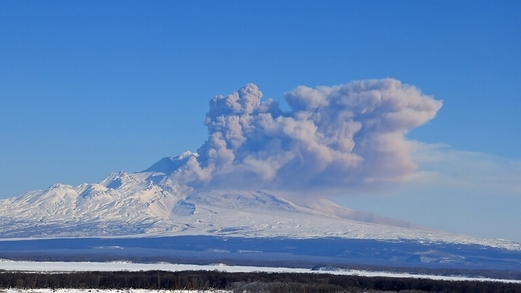 بركان “شيفيلوتش” يثور ويصل رماده إلى مدينة بيلغورود الروسية