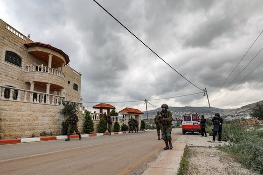 شبان يتصدون لقوات العدو الصهيوني بالزجاجات الحارقة خلال اقتحامها قلقيلية