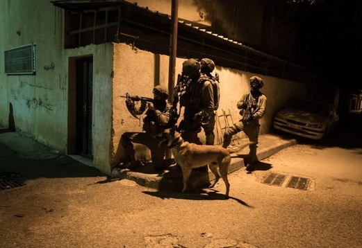 قوات العدو الصهيوني تقتحم بلدة حوسان غرب بيت لحم وتداهم منازل المواطنين