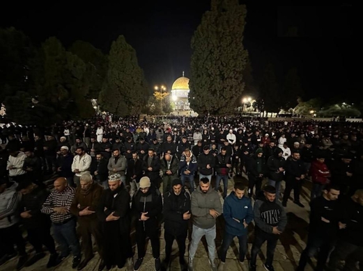 70 ألف مصلٍّ يؤدّون صلاتي العشاء والتراويح في المسجد الأقصى