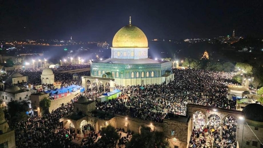 عشرات الآلاف يتوافدون الى الأقصى رغم تضييقات العدو الصهيوني