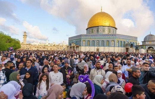 نحو 120 ألف مصل أدوا صلاة العيد في رحاب المسجد الأقصى المبارك