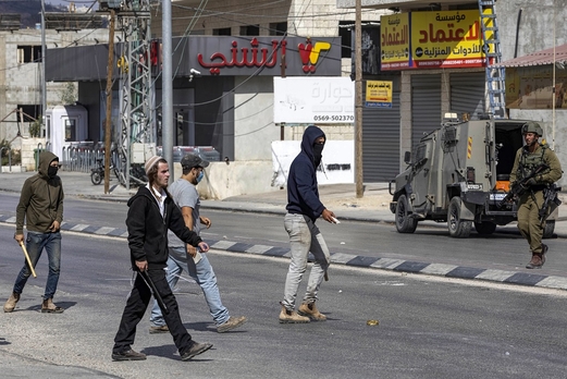 مستوطنون يعتدون على فلسطينيين ويحطموا مركبتهم شرق مدينة رام الله بالضفة المحتلة