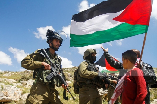 العدو الصهيوني يعتقل شابا فلسطينيا في رام الله