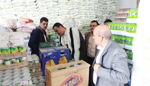 محافظ حجة يطلع على مدى توفر السلع التموينية وتقيد التجار بالأسعار