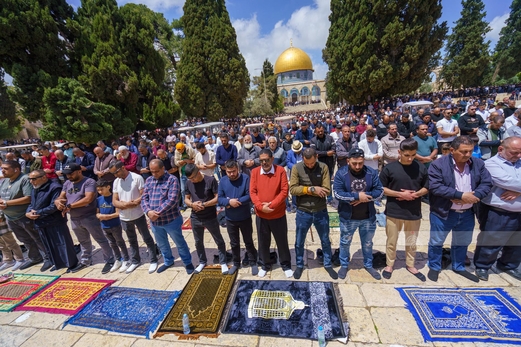 عشرات الآلاف من الفلسطينيين يؤدون صلاة الجمعة في رحاب المسجد الأقصى