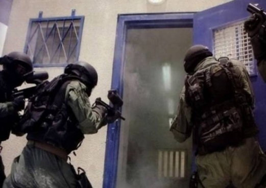 وحدة القمع الصهيونية تقتحم القسم الرابع بسجن “نفحة” وتعتدي على الأسرى