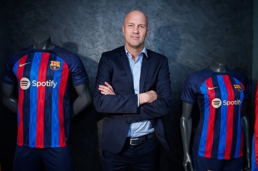 كرويف يستقيل من منصبه مديرًا للكرة في نادي برشلونة الإسباني