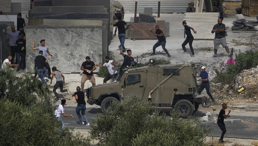 إصابة عشرات الفلسطينيين خلال مواجهات مع قوات العدو في نابلس