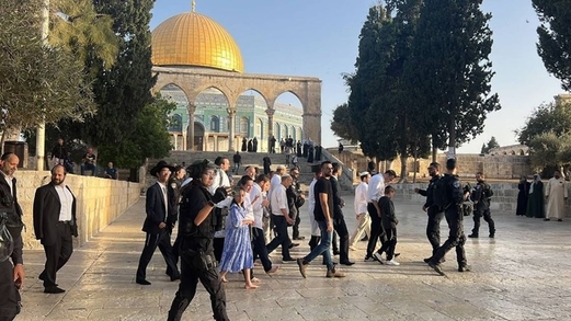 عشرات المستوطنين يقتحمون المسجد الأقصى