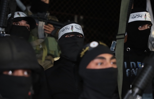 سرايا القدس تستهدف بالرصاص سيارتين للمستوطنين في جنين والعدو يغلق حاجز مخيم شعفاط