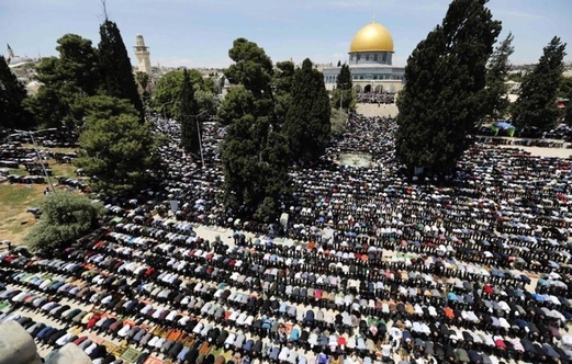 عشرات آلاف الفلسطينيين يؤدون صلاة الجمعة في باحات الأقصى رغم قيود العدو