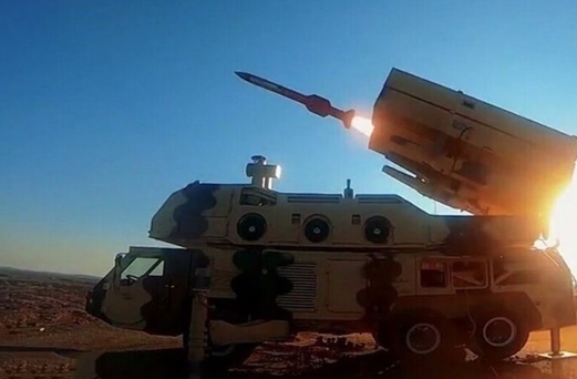 إيران تزيح الستار عن منظومات رادار وطائرات مسيرة وصواريخ للدفاع الجوي قريباً