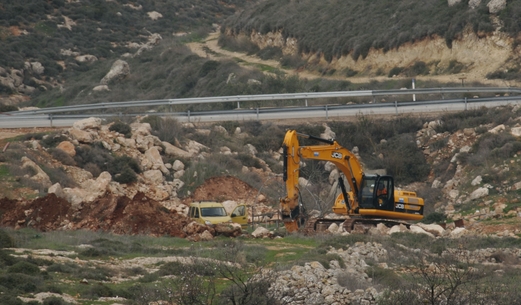 مستوطنون يجرفون أراضي في برقة شمال غرب نابلس