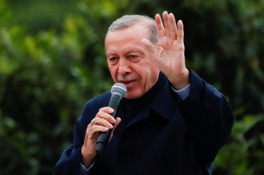أردوغان يعلن أمام أنصاره الفوز بولاية رئاسية جديدة