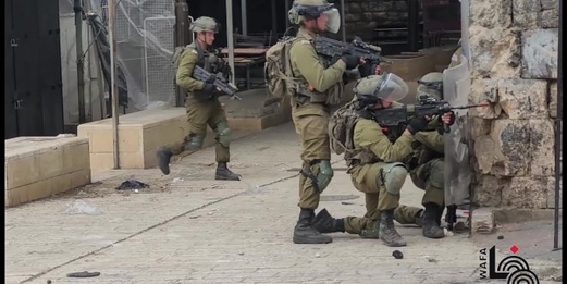 إصابة طفل فلسطيني بقنبلة غاز والعشرات بالاختناق خلال قمع الاحتلال مسيرة بالضفة