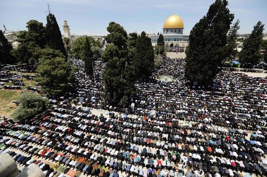 عشرات الآلاف من الفلسطينيين أدوا صلاة الجمعة في رحاب الأقصى المبارك