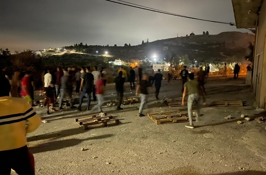 إصابة عشرات الفلسطينيين بهجوم للمستوطنين على بلدة برقة غرب نابلس