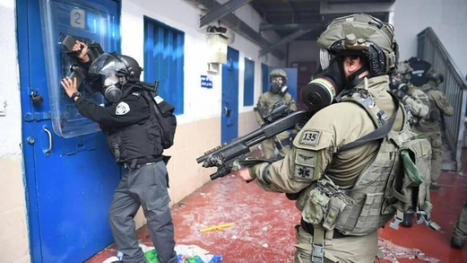 قوات العدو الصهيوني تقمع عدداً من الأسرى في سجن “نفحة” وسط حالة من التوتر