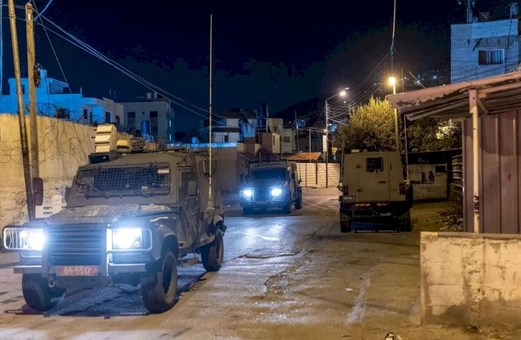 العدو الصهيوني يشن حملة مداهمات واقتحامات بالضفة الغربية المحتلة