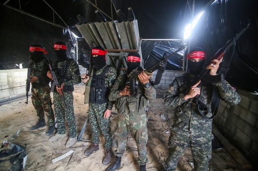 مقاومون فلسطينيون يستهدفون حاجز عسكري صهيوني في الأغوار الشمالية واعتقال طفل بجنين