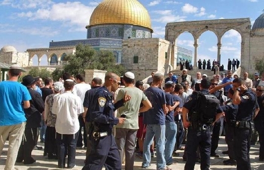 مستوطنون صهاينة يجددون اقتحامهم لباحات المسجد الأقصى المبارك