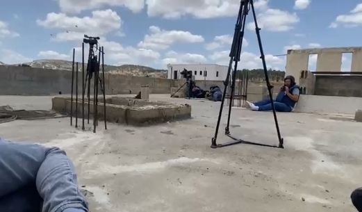 العدو الصهيوني يستهدف الطواقم الصحفية والطبية خلال عدوانه على جنين ويصيب صحفي