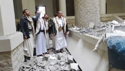 وزير الإعلام يطلع على الأضرار بمبنى الوزارة جراء قصف طيران العدوان