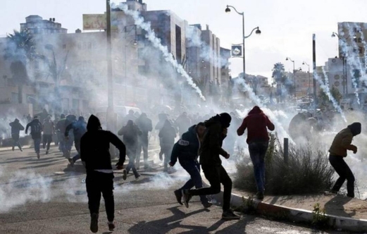 إصابة عدد من الفلسطينيين خلال مواجهات مع قوات العدو  في مدن الضفة الغربية