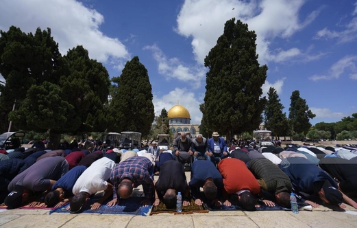 عشرات الآلاف يؤدون صلاة الجمعة في رحاب الأقصى رغم تشديدات العدو