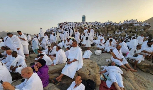 حجاج بيت الله الحرام يقفون على صعيد عرفات الطاهر لأداء ركن الحج الأعظم